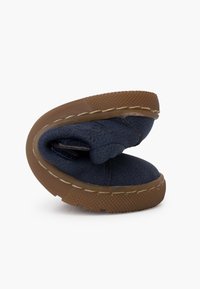 Cizma ankle din material navy, design flexibil, vârf rotund, talpă din cauciuc, detalii cusute și o textură aderentă pe talpă.