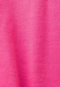 Tissu côtelé de couleur rose vif, présentant une texture à rayures verticales avec de subtiles variations de nuances. Matériau doux et flexible.