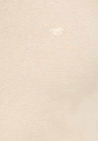 Světlý béžový pletený svetr s texturovaným vzorem, s malým, jemným reliéfním logem na přední straně. Měkká tkanina, přiléhavý střih.