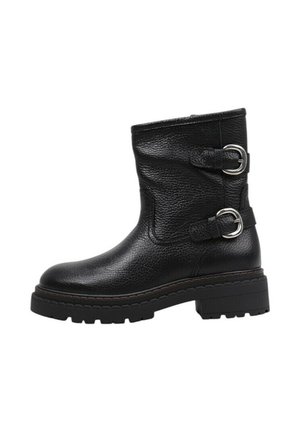 Bottine en cuir noir avec une surface texturée, deux accents de boucle en argent et une semelle épaisse à crantage. Présente une hauteur au niveau du mollet.