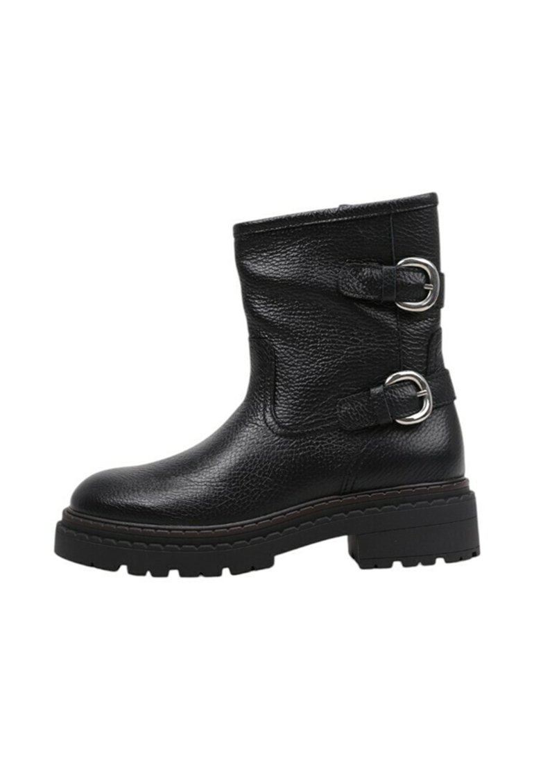 Bottine en cuir noir avec une surface texturée, deux accents de boucle en argent et une semelle épaisse à crantage. Présente une hauteur au niveau du mollet.