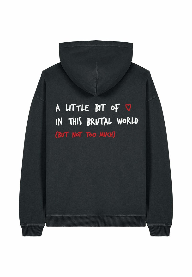 Felpa nera con cappuccio caratterizzata da testo bianco e rosso sulla parte posteriore: "UN PO' D'❤️ IN QUESTO MONDO BRUTALE (MA NON TROPPO)." Tessuto morbido, design a pullover.