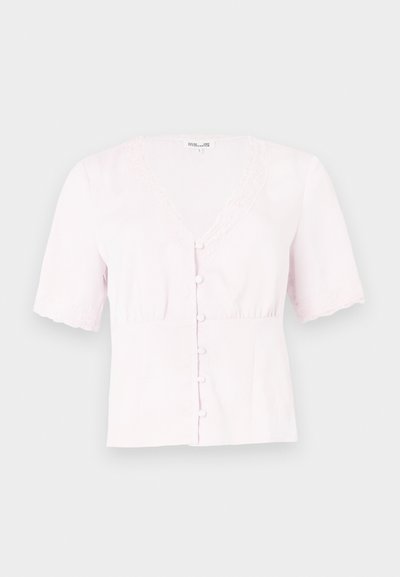 Ανοιχτό ροζ μπλούζα με κοντά μανίκια, V-λαιμόκοψη, δαντέλα στο τελείωμα και κλείσιμο με κουμπιά. Διαθέτει υφή υφάσματος και πτυχωτή λεπτομέρεια στη μέση.