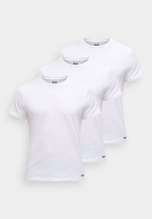 Tre enfärgade vita bomulls-t-shirts med korta ärmar och rund halsringning, med subtil märkning vid fållen.