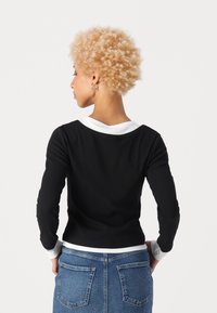 ONLY Petite ONLRYLEIGHT LIFE - Tops ar garām piedurknēm - black/bright white