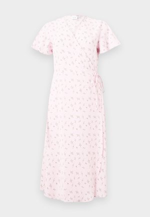 Robe portefeuille rose pâle avec manches courtes et petit imprimé floral délicat, nouée à la taille avec une ceinture assortie en tissu.