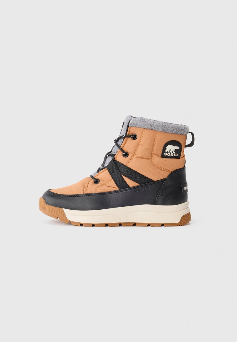 Vanntette vinterstøvler med oransje nylon overdel, svart gummibunn, grå fyllekrage og sorte detaljer. Har strukturert såle for godt grep.