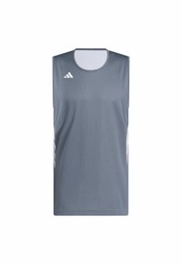 Maillot de sport sans manches gris en tissu respirant, avec un col rond, des rayures blanches en accent et un logo sur le haut à gauche de la poitrine.