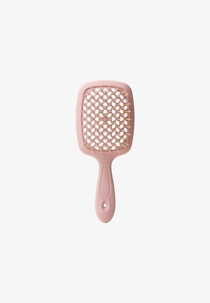 Cepillo de pelo de plástico rosa con cabeza cuadrada, diseño ventilado y agujeros hexagonales. Cuenta con un mango texturizado para un mejor agarre y un agujero para colgar.
