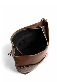 Sac en cuir marron avec un extérieur texturé, doté de fermetures éclair argentées et d'un intérieur noir. Deux poches zippées visibles à l'intérieur.