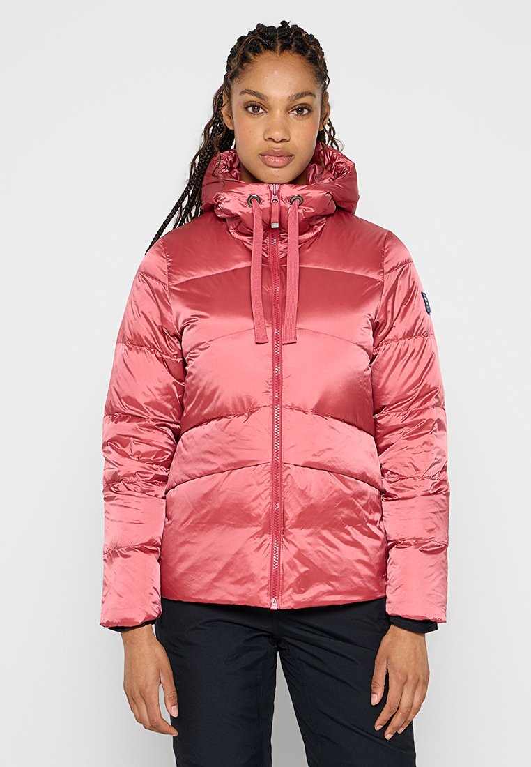 Różowa kurtka z ociepleniem, wysoka kołnierz, regulowane sznurki, zamek błyskawiczny z przodu oraz kontrastowy poziomy wzór przeszyć.