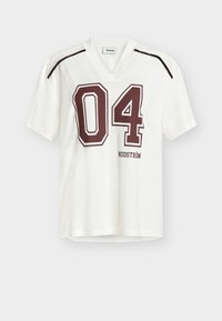 T-shirt blanc à manches courtes avec col en V, arborant un imprimé "04" rouge foncé et le texte "MODSTRÖM". Confectionné en tissu texturé avec des rayures contrastées.