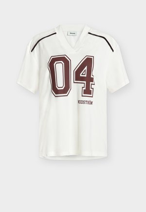 T-shirt blanc à manches courtes avec col en V, arborant un imprimé "04" rouge foncé et le texte "MODSTRÖM". Confectionné en tissu texturé avec des rayures contrastées.