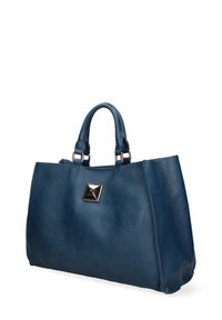 Sac en cuir bleu profond avec une surface texturée. Dispose de deux poignées supérieures et d'un accent en forme de pyramide métallique à l'avant.