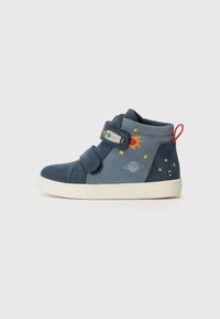 Blå mockahöga sneakers med två justerbara Velcro-remmar, med rymdtema-designs, en röd dragflik och en vit gummisula.
