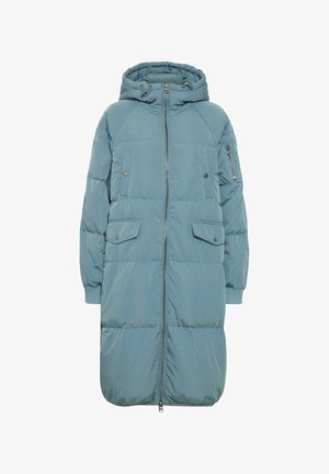 Švelnios mėlynos spalvos pūkinė striukė iki kelių, su gobtuvu, užtrauktuko uždarymu, dviem priekinių kišenių ir siaurėjančiais rankogaliais. Lygi, tekstūruota apdaila.