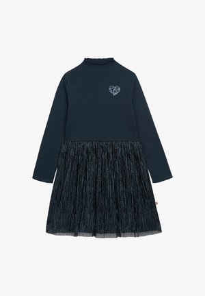 Langärmliges Kleid mit einem dunkelblauen Oberteil mit Herzdesign, das in einen plissierten, glänzenden schwarzen Rock mit strukturiertem Finish übergeht.