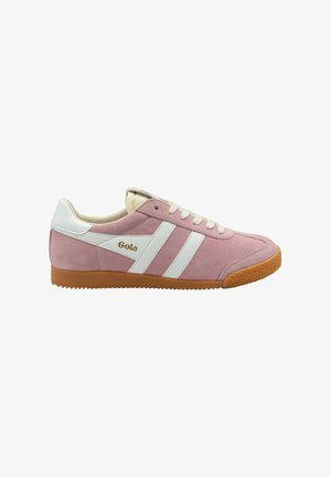 Roze suède sneaker met witte leren strepen en logo, voorzien van een gestructureerde gumrubberen buitenzool en beige accenten.