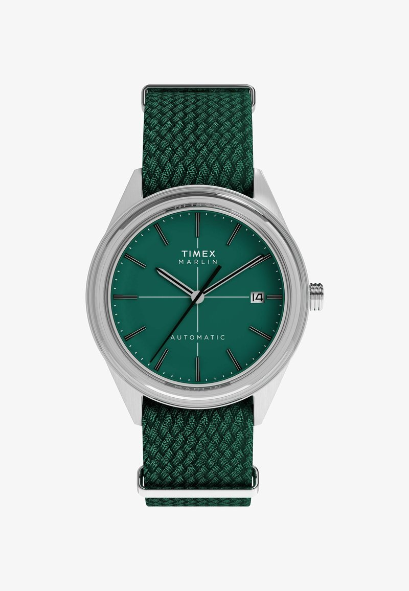 Hodinky Timex Marlin s automatickým strojčekom majú zelený tkaný textilný remienok, okrúhly strieborný puzdro z nehrdzavejúcej ocele a zodpovedajúci zelený ciferník s čiernymi hodinovými značkami.