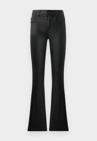 Crne flare traperice od glatkog, rastezljivog materijala; sadrže pet džepova, petlje za remen i kopčanje na dugme.