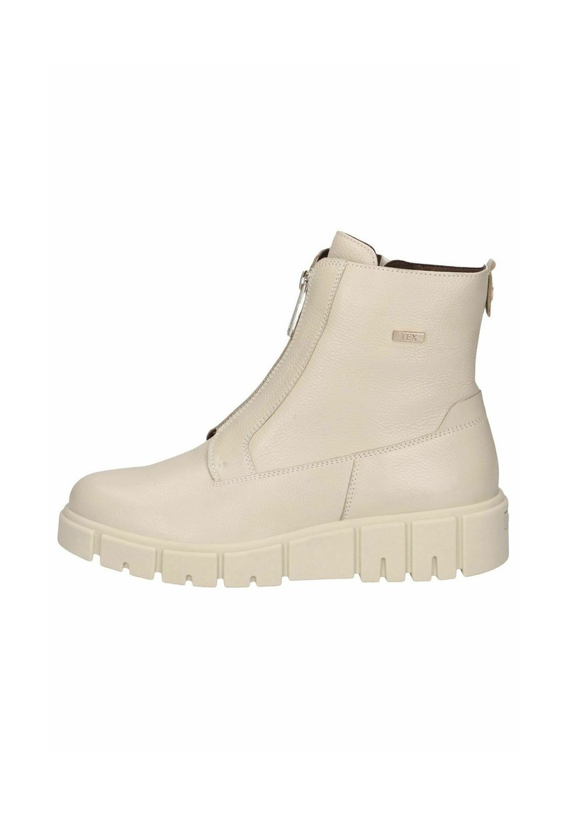 Bottines en cuir beige avec une finition texturée, dotées d'une fermeture éclair sur le côté et d'une semelle épaisse de couleur claire avec des rainures.