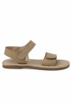 Sandal en cuir tan avec deux sangles à boucle auto-agrippante, semelle plate et design minimaliste. La semelle intérieure est rembourrée pour un confort supplémentaire.
