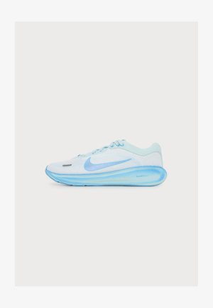 Jasnoniebieski i biały but do biegania Nike z amortyzowaną podeszwą i logo Nike swoosh po boku, widoczny z profilu.