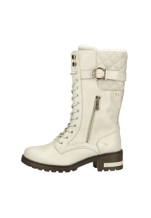 Botte en cuir écru montant jusqu'au milieu du mollet, avec laçage à l'avant, fermeture éclair latérale, partie supérieure matelassée, boucle décorative et petit talon en bois.