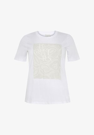 Bela bombažna majica s kratkimi rokavi, ki ima na sredini velik, zamegljen cvetlični vzorec in besedo "CVEĆE" natisnjeno v svetlem fontu.