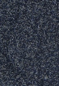 Tessuto di maglia blu scuro con un motivo a spina di pesce testurizzato. Il materiale sembra morbido con sottili variazioni di colore e profondità.