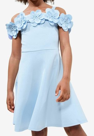 Lyseblå kjole med off-shoulder design, prydet med store stofblomster langs halsudskæringen. Glat tekstur og klokkeformet nederkant.