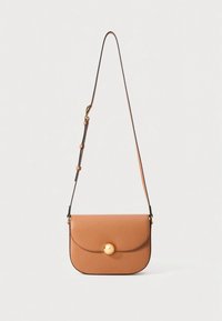 Geantă crossbody din piele maro deschis cu formă rotunjită, finisaje aurii, închidere cu o singură cataramă și curea reglabilă. Textură fină cu cusături minimale.