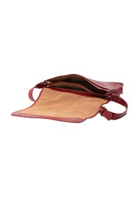Borsa a tracolla rossa in pelle con finitura liscia, design con pattina aperta e interno in suede beige. Presenta una tracolla regolabile e accessori metallici.