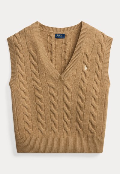 Ærmeløs sweatervest i kamelfarve med kabelstrik, V-hals og Polo Ralph Lauren-logo broderet på brystet.