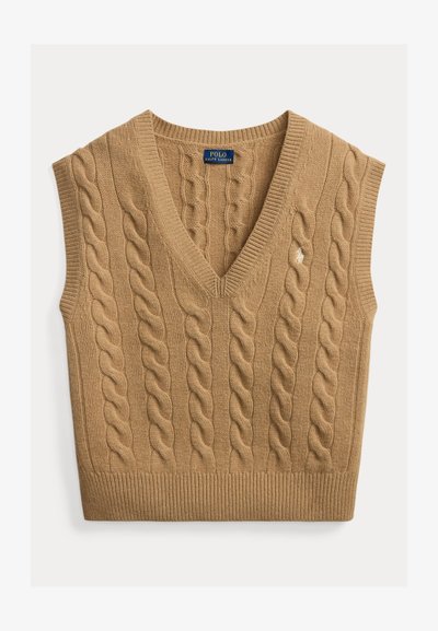 Vestă fără mâneci, tricotată cu model torsadat, de culoare cămilă, cu decolteu în V și logo Polo Ralph Lauren brodat pe piept.