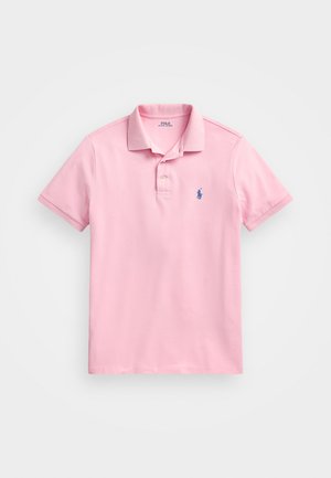 Růžová polo košile z bavlněného materiálu. Má klasický límec, krátké rukávy a malé modré logo na levé hrudi. Jednoduchý design.