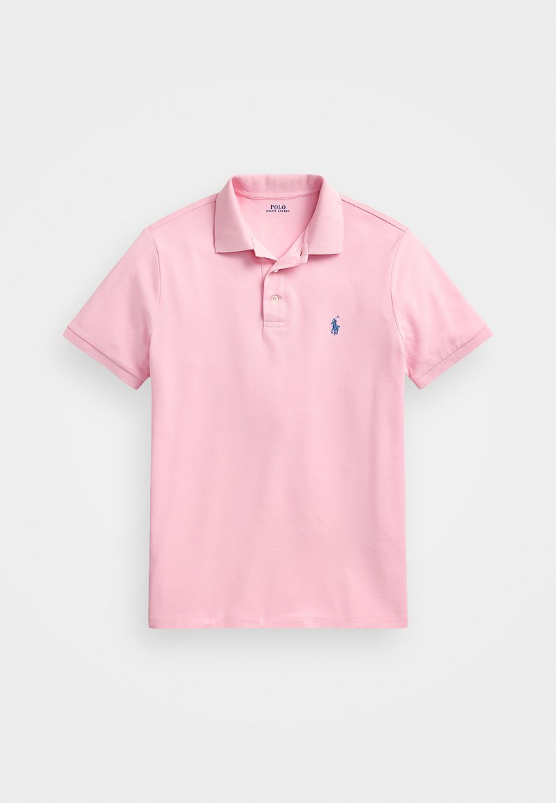 Ružičasta polo majica od pamučnog materijala. Ima klasičan ovratnik, kratke rukave i mali plavi logo na lijevoj strani prsnog koša. Jednostavan dizajn.