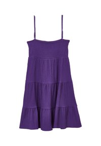 Lila, lager-på-lager sommarklänning tillverkad av strukturerad tyg, med tunna axelremmar och ett smockat liv. Utrustad med en utflädd fåll i botten.