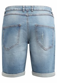 Hellblaue Jeansshorts mit umgeschlagenem Saum, ausgestattet mit zwei Gesäßtaschen und leichter Abnutzung des Stoffes. Schlichtes, lässiges Design.