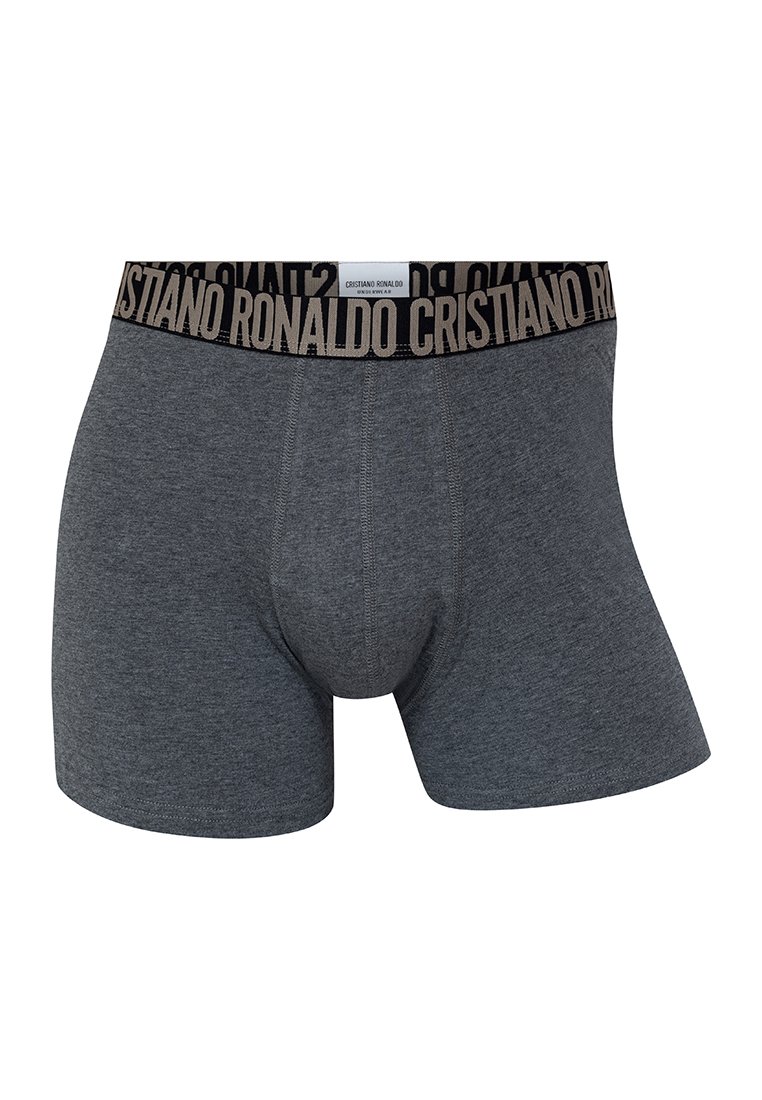 Bóxer gris con un ajuste cómodo, que presenta una cinturilla decorativa negra con "Cristiano Ronaldo" impreso en dorado. Material de algodón suave.