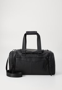 Sac de voyage en cuir noir avec deux poignées supérieures, une bandoulière réglable, une poche zippée à l'avant et une finition en tissu texturé.