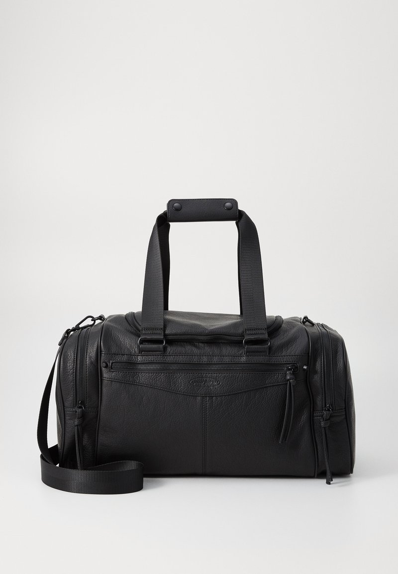 Sac de voyage en cuir noir avec deux poignées supérieures, une bandoulière réglable, une poche zippée à l'avant et une finition en tissu texturé.