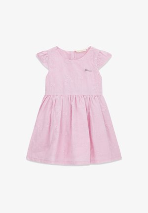 Rosa kurzärmliges Kleinkindkleid mit floraler Stickerei, geraffter Taille und kleinem dekorativem Logo auf der Vorderseite des Oberteils.