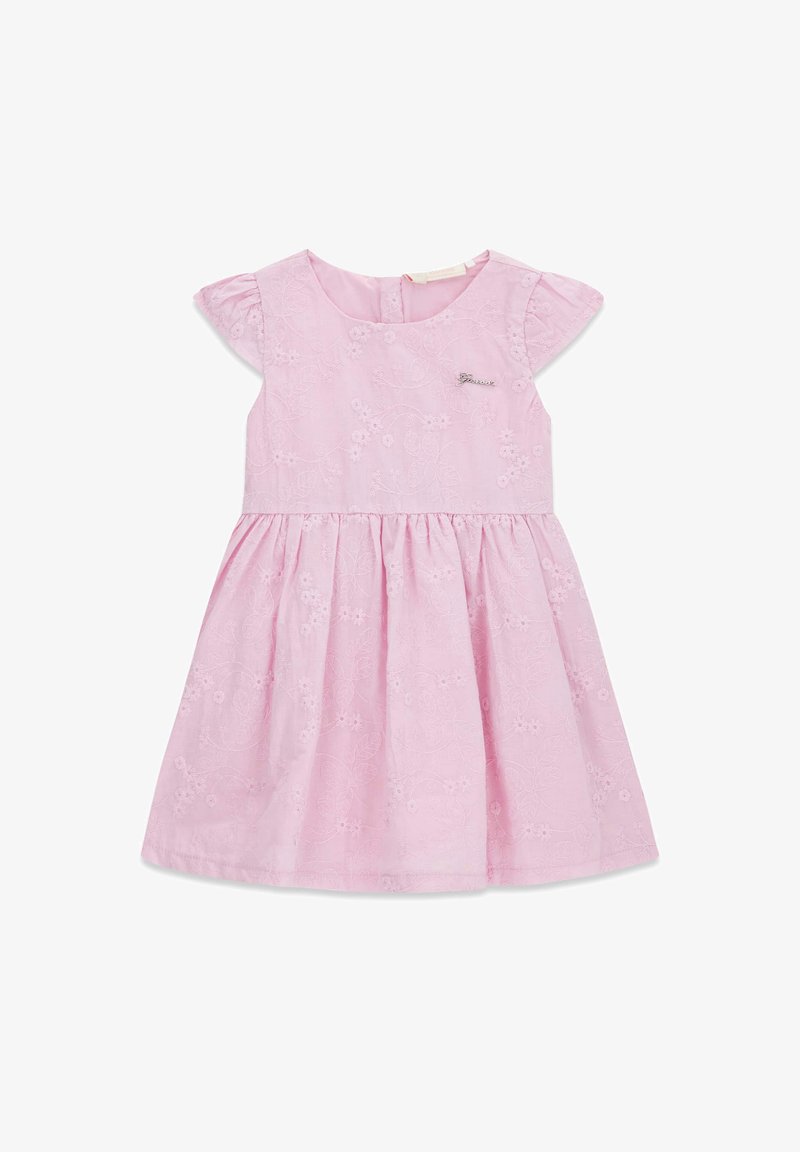 Roze korte mouw peuterjurkje met geborduurde bloemen, een geplooide taille en een klein decoratief logo op het voorpand.