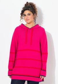 Różowa bluza z kapturem w poziome paski w kolorze czerwonym i granatowym, z regulowanym kapturem i długimi rękawami; teksturowany materiał o luźnym kroju.