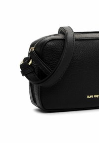 Borsa a mano in pelle nera con una forma rettangolare strutturata, caratterizzata da una superficie testurizzata e accenti in hardware dorato. Cinghia regolabile attaccata.