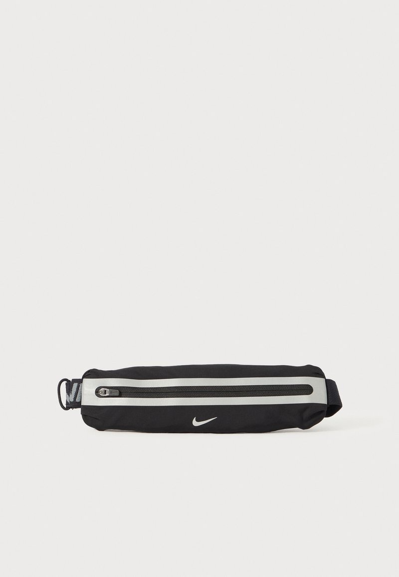 Nike zwarte heuptas, met reflecterende zilveren streep, ritssluiting, zachte stof en logo accent. Compakte rechthoekige vorm.