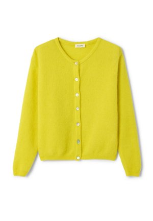 Svetlo rumen kardigan iz mehkega materiala z V-izrezom, dolgimi rokavi in šestimi okroglimi gumbi po sredini spredaj.