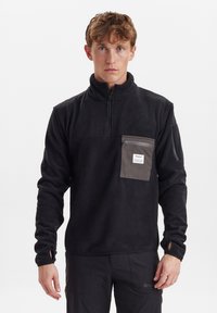 Sort fleece-pullover med en kvart længde lynlås, der har en grå lomme på brystet og tommelhulsmansjetter for forbedret pasform og komfort.