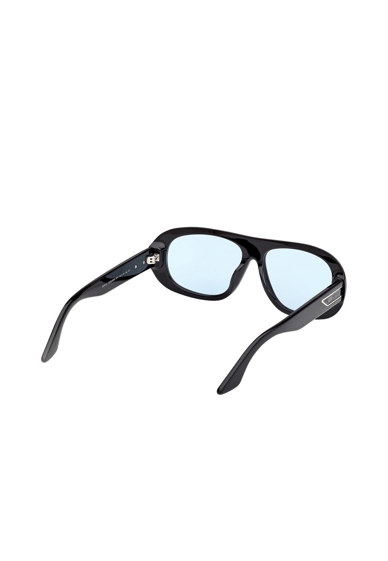 Lunettes de soleil à monture rectangulaire noire avec des verres bleu clair, montrées sous un angle arrière sur un fond blanc.